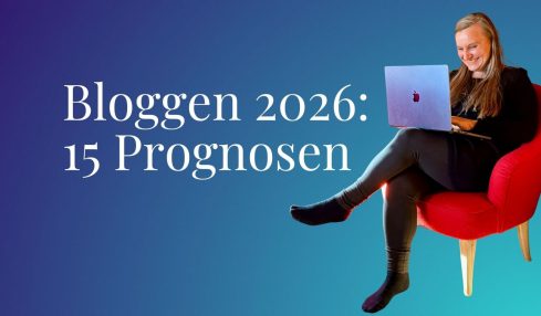 Judith Peters sitzt mit Laptop auf rotem Sessel – Blog-Trends und Prognosen für 2026