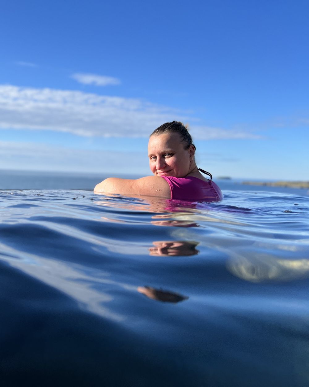 Judith Peters im Infinity-Pool mit Blick &uuml;ber das Meer