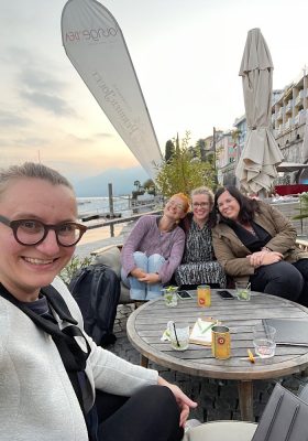 Seven in Ascona: 4 Frauen sitzen in der Outdoor-Lounge.