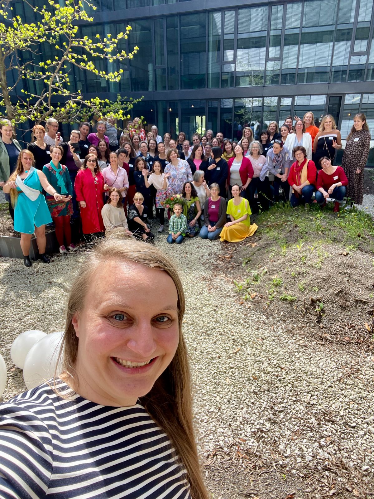 Großes Gruppenselfie der TCS-Community im Innenhof