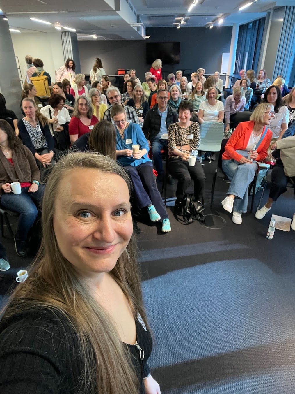 Judith Peters mit dem Publikum beim Start der Sessionplanung