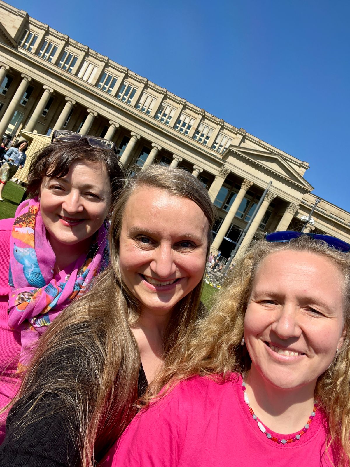 Drei TCS-Mitglieder beim Selfie vor dem Stuttgarter Schloss