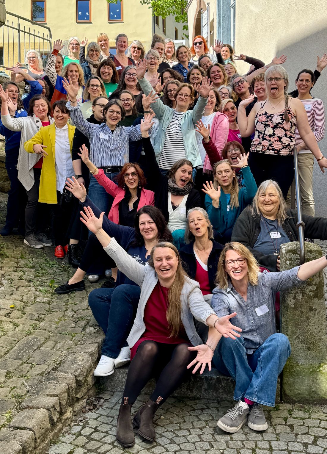 Die TCS-Community winkt auf der Treppe vor dem Kloster