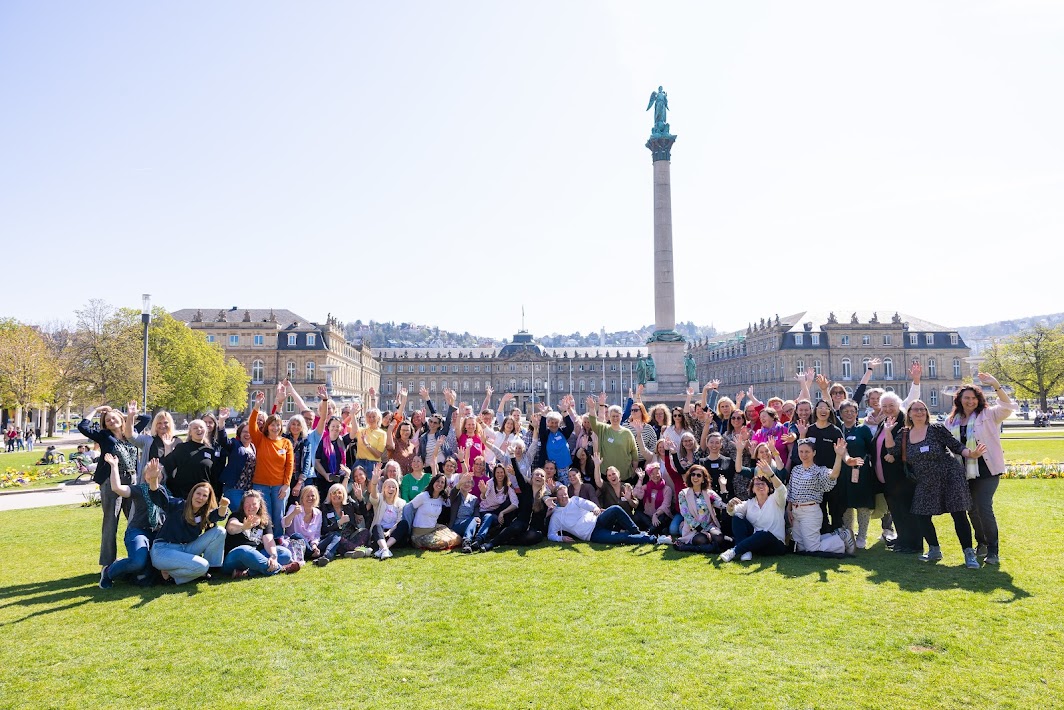 Gruppenfoto der TCS-Community auf dem Stuttgarter Schlossplatz